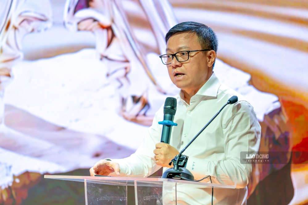 Ông Lê Quốc Minh, Ủy viên Trung ương Đảng, Tổng Biên tập Báo Nhân Dân, Phó Trưởng Ban Tuyên giáo và Dân vận Trung ương, Chủ tịch Hội Nhà báo Việt Nam, Trưởng Ban Tổ chức Giải thưởng phát biểu khai mạc chương trình. Ảnh: Minh Vũ