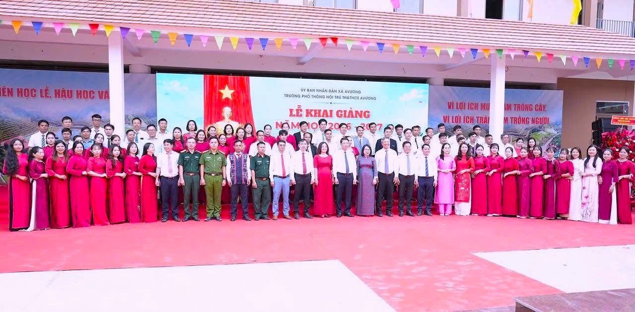 Lãnh đạo TP Đà Nẵng chụp ảnh lưu niệm với hội đồng sư phạm Trường