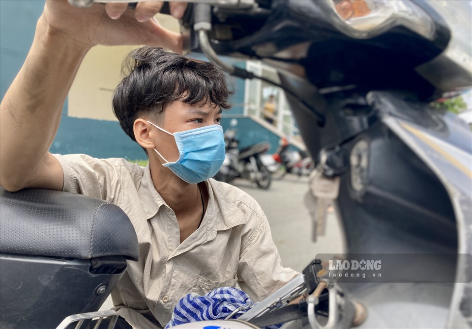 Motorcycle engines need a few seconds after starting to lubricate oil. Photo: Anh Tu