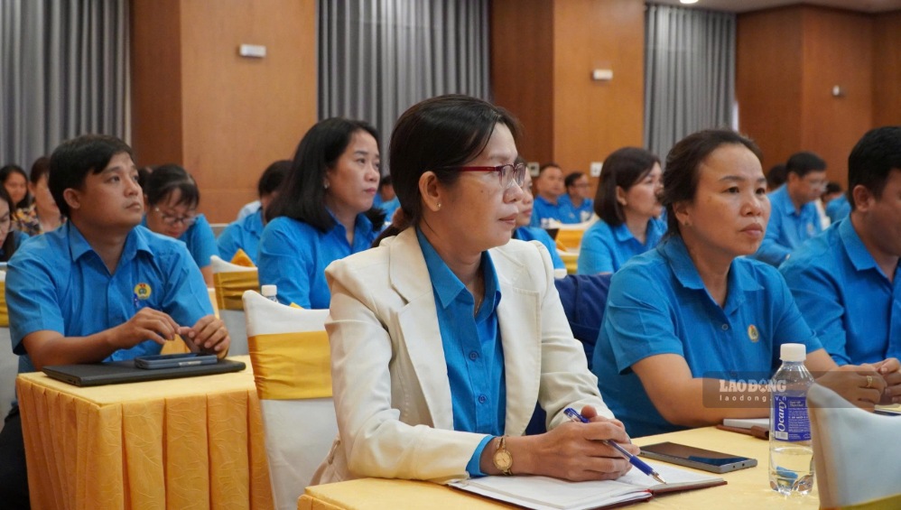 Hơn 80 đồng chí là cán bộ công đoàn xã, phường, đặc khu trên địa bàn TPHCM tham gia tập huấn ngày 21.9. Ảnh: Mai Anh