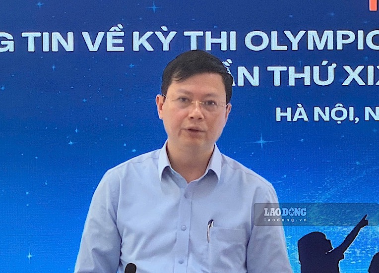 Giám đốc Sở GDĐT Hà Nội Nguyễn Văn Hiền chia sẻ thông tin tại buổi họp báo. Ảnh: Tường Vân