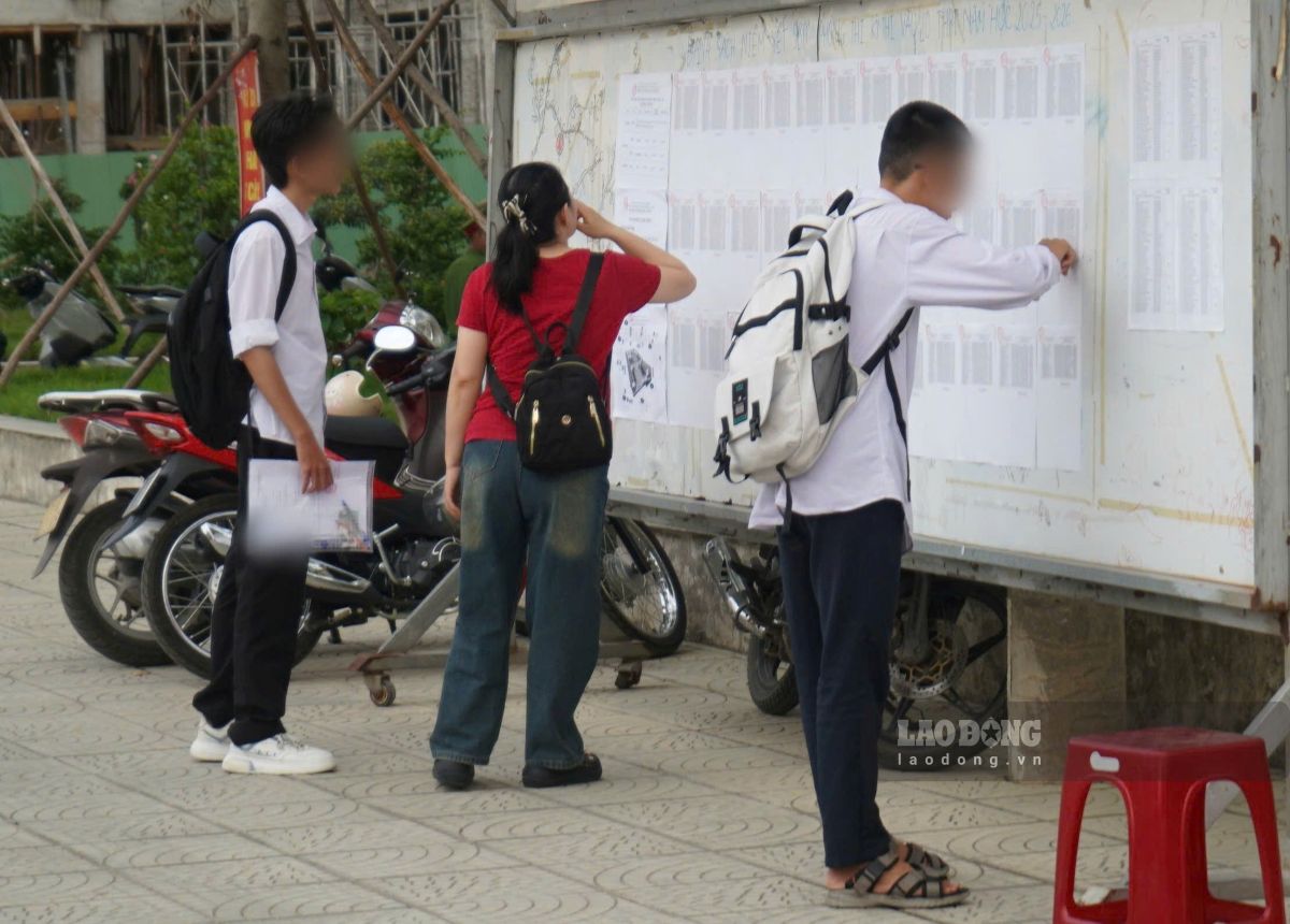 Vice Chairman of Hai Phong People's Committee directs schools to publicize hotlines to receive feedback on overcharging and tutoring. Photo: Hoang Khoi