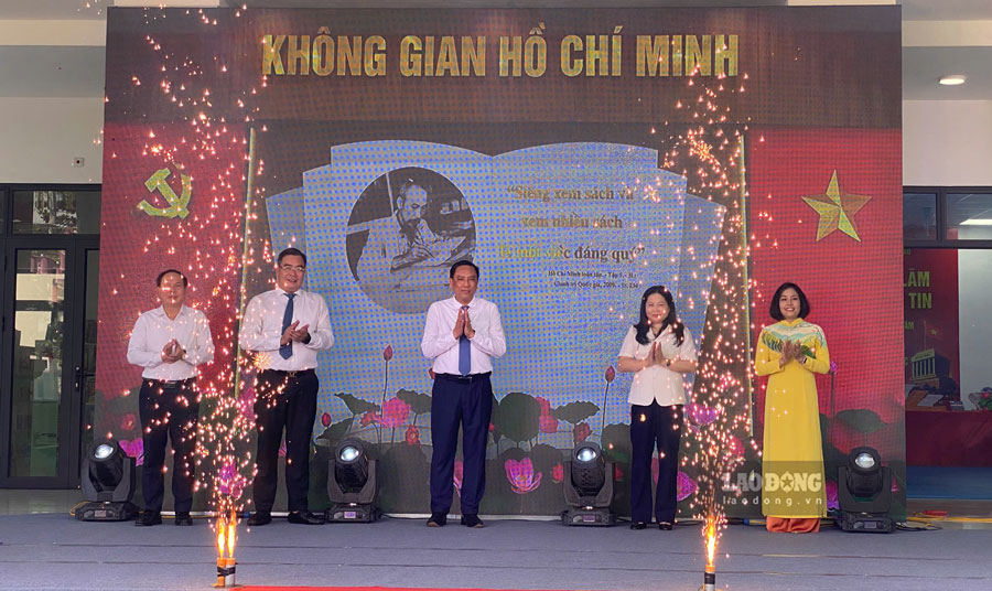 Leaders of Lao Cai province and delegates perform the opening ceremony of the Ho Chi Minh Space. Photo: Hoai Thu