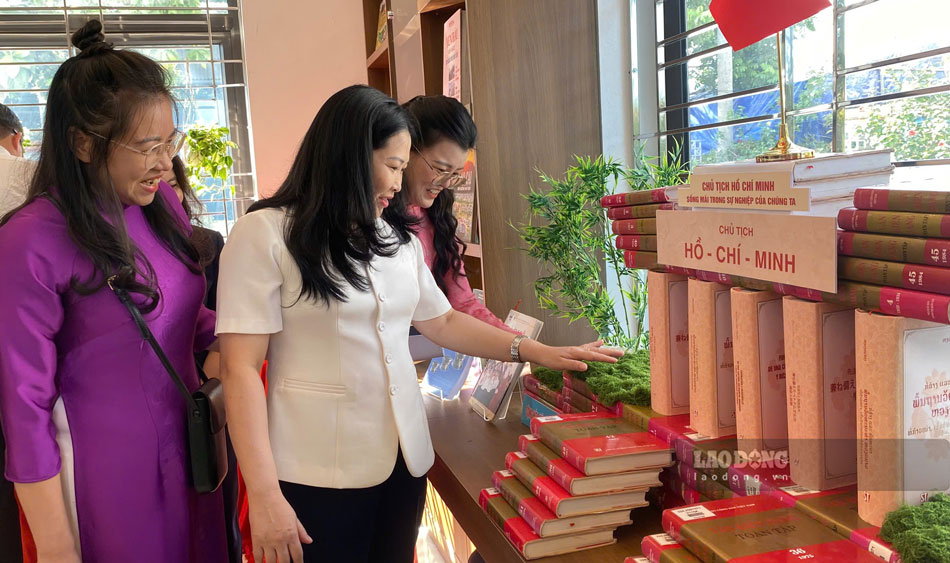 Lãnh đạo tỉnh Lào Cai tham quan phòng trưng bày tại thư viện.