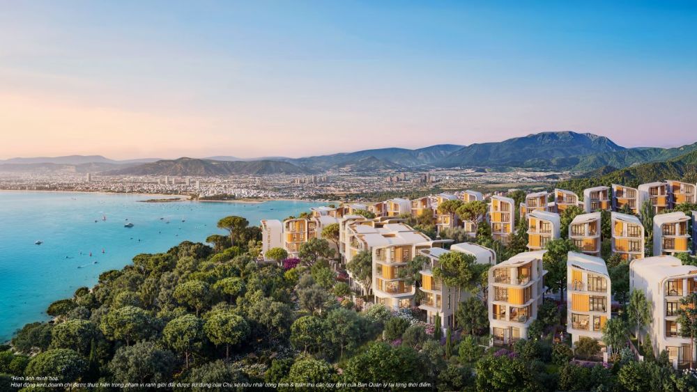 Kiến trúc hiện đại với hiên chắn nắng sâu và cửa kính panorama lớn, giúp tối ưu vi khí hậu núi - biển và giữ trọn sự riêng tư cho từng căn dinh thự.