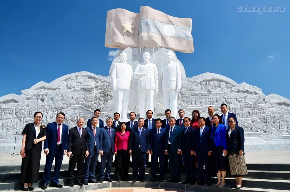Ủy viên Bộ Chính trị, Phó Thủ tướng Thường trực Phạm Gia Túc và Đoàn đại biểu Việt Nam tại Công viên Hữu nghị Lào - Việt Nam - Ảnh: chinhphu.vn/Phương Nguyên