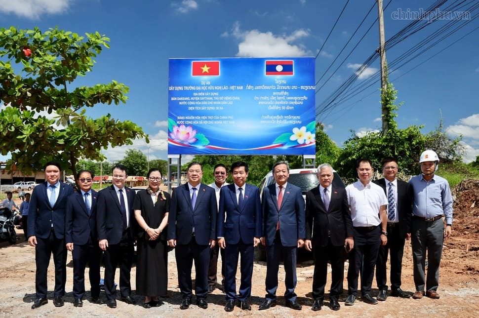 Politburo Member, Standing Deputy Prime Minister Pham Gia Tuc and the Vietnamese delegation at the planned location for the construction of Laos - Vietnam Friendship University. Photo: chinhphu. vn/Phuong Nguyen