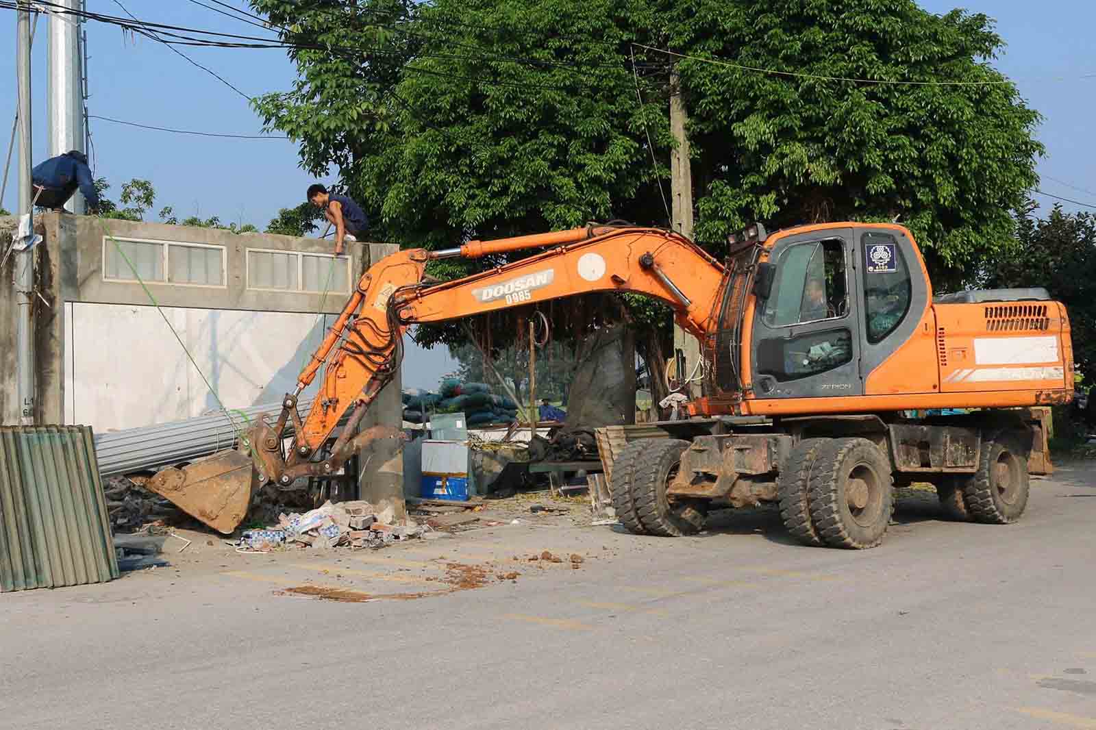 On September 22, support forces and excavators carried out coercion and demolition of the violating construction of Mr. N.D. D.'s household. Photo: Kieu Phu Commune E-Portal