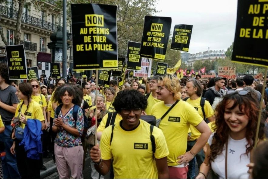 Crowds of people march on streets in France on September 20 to protest the bill expanding the police's power to use force. Photo: AFP
