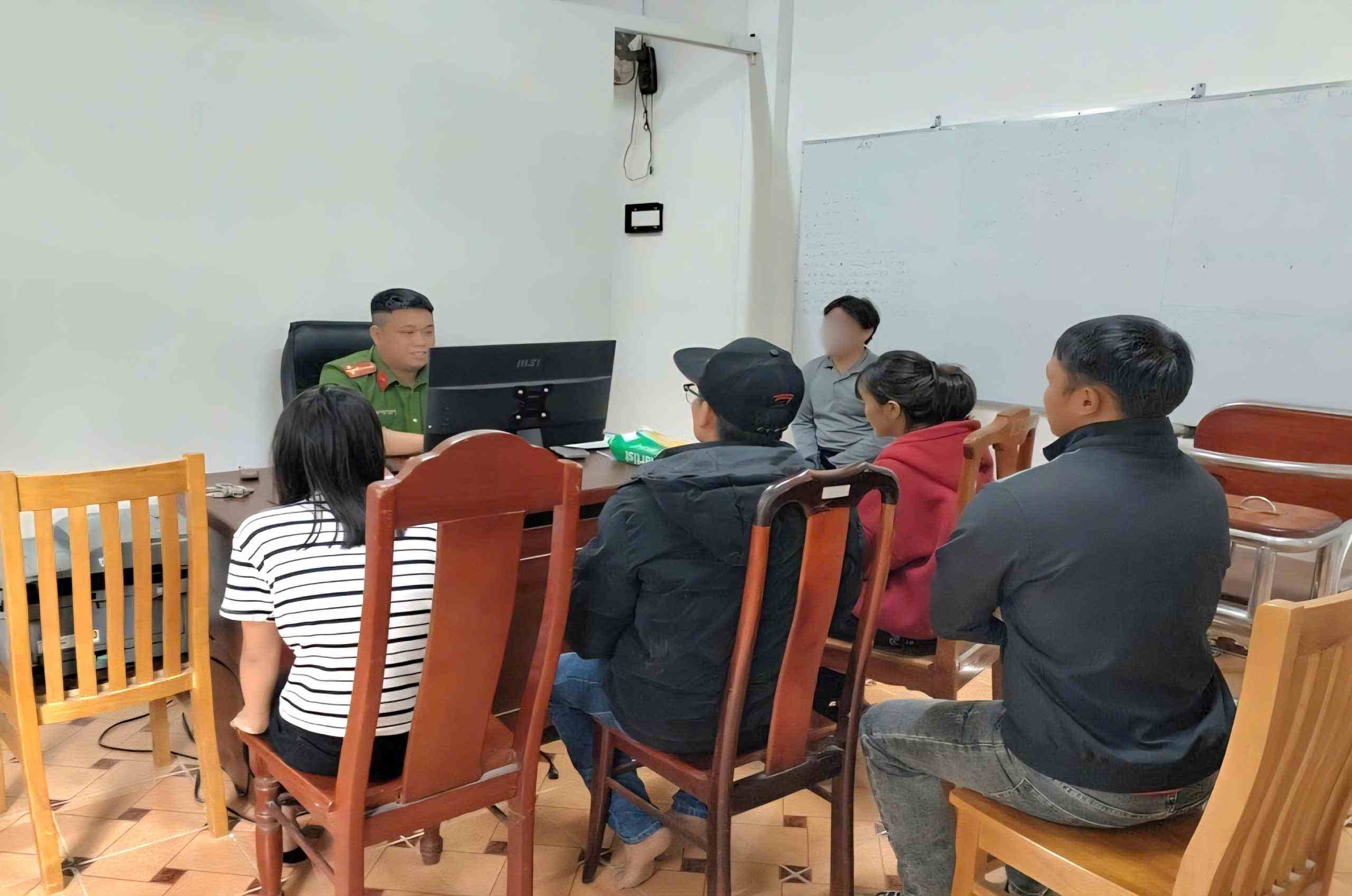 Công an kịp thời ngăn chặn 2 bé gái đi tìm việc nhẹ lương cao. Ảnh: Công an Đam Rông 2