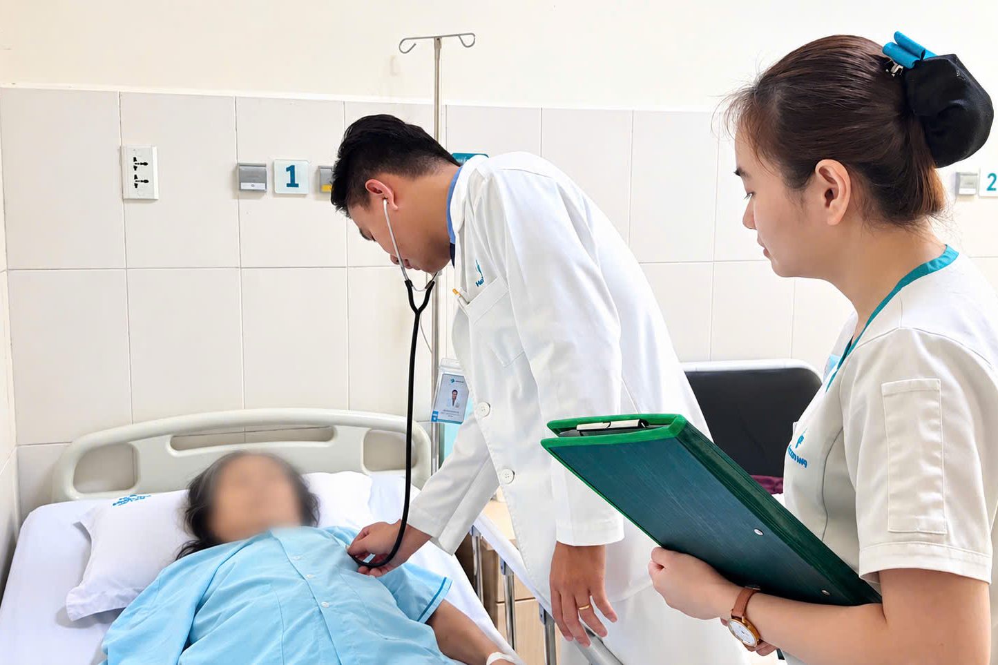 Bác sĩ thăm khám bệnh nhân 66 tuổi được phát hiện còn ống thông niệu quản – bàng quang. Ảnh: Bệnh viện cung cấp
