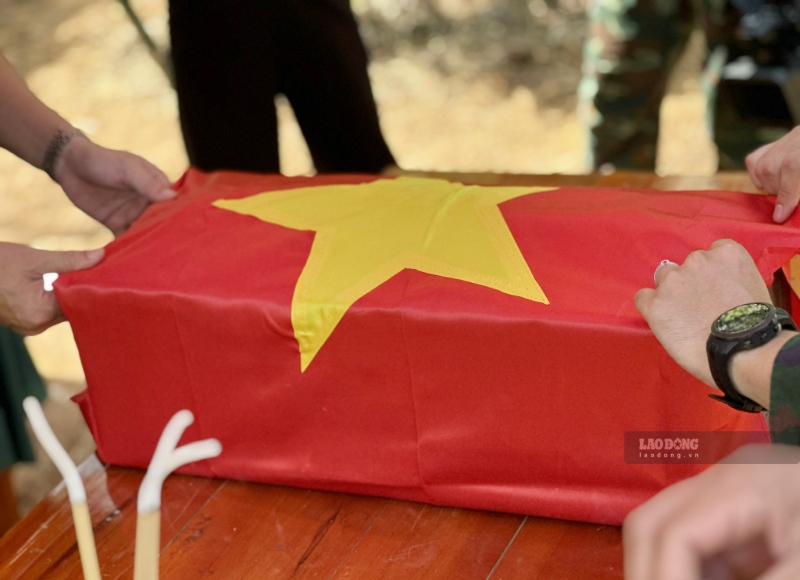 Lần theo dấu tích chiến trường, đưa các liệt sĩ trở về quê hương. Ảnh: Đinh Đại