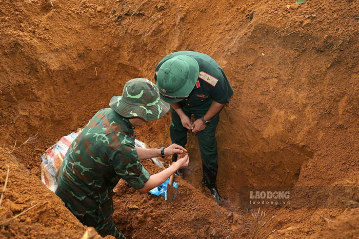 Công tác tìm kiếm được thực hiện thủ công, tỉ mỉ tại từng vị trí. Ảnh: Đinh Đại