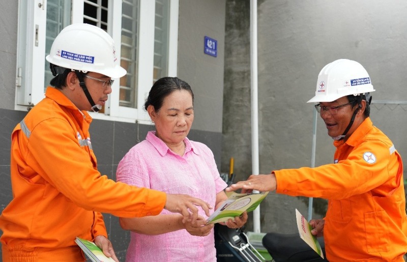Nhân viên CTĐL Đất Đỏ trực tiếp tuyên truyền, hướng dẫn người dân các biện pháp sử dụng điện an toàn trong mùa mưa bão. Ảnh: EVNHCMC cung cấp