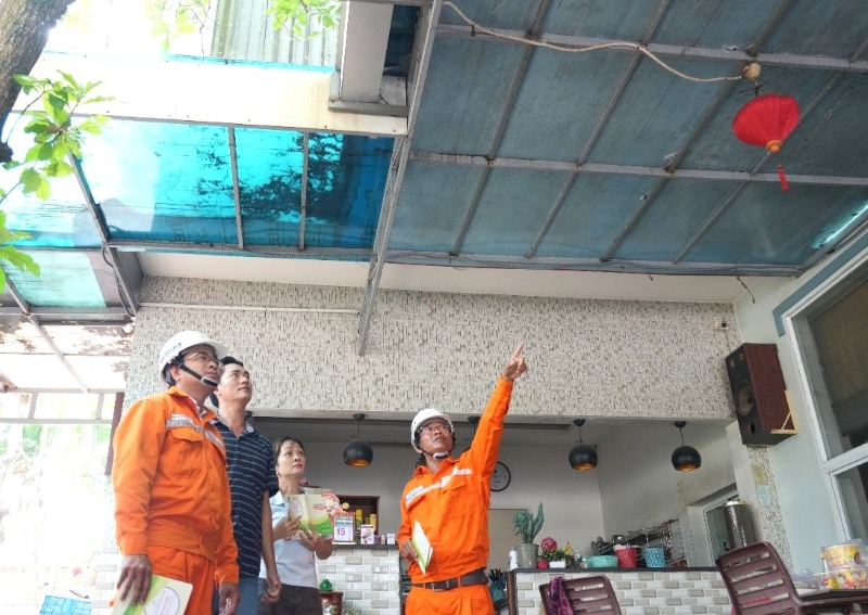 Nhân viên CTĐL Đất Đỏ kiểm tra, hướng dẫn người dân nhận diện các nguy cơ mất an toàn điện tại gia đình trong mùa mưa bão. Ảnh: EVNHCMC cung cấp