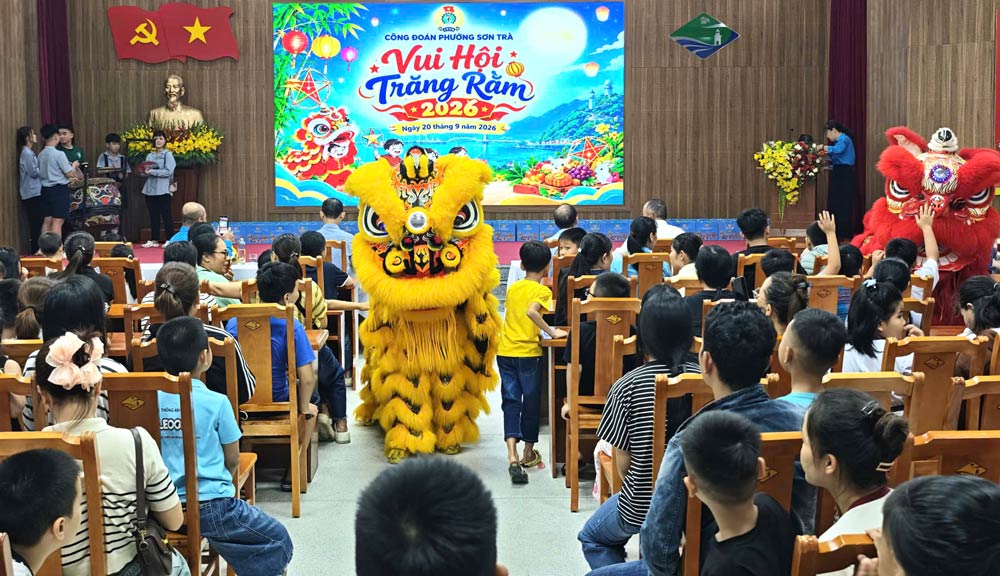 Son Tra Ward Trade Union, Da Nang presents 218 Mid-Autumn gifts to children of union members and workers in difficult circumstances. Photo: Son Tra Trade Union
