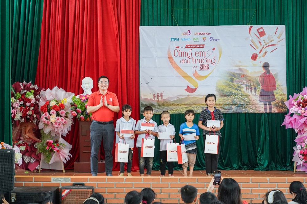 ROX Key representatives give gifts to students in difficult circumstances. Photo: ROX Key