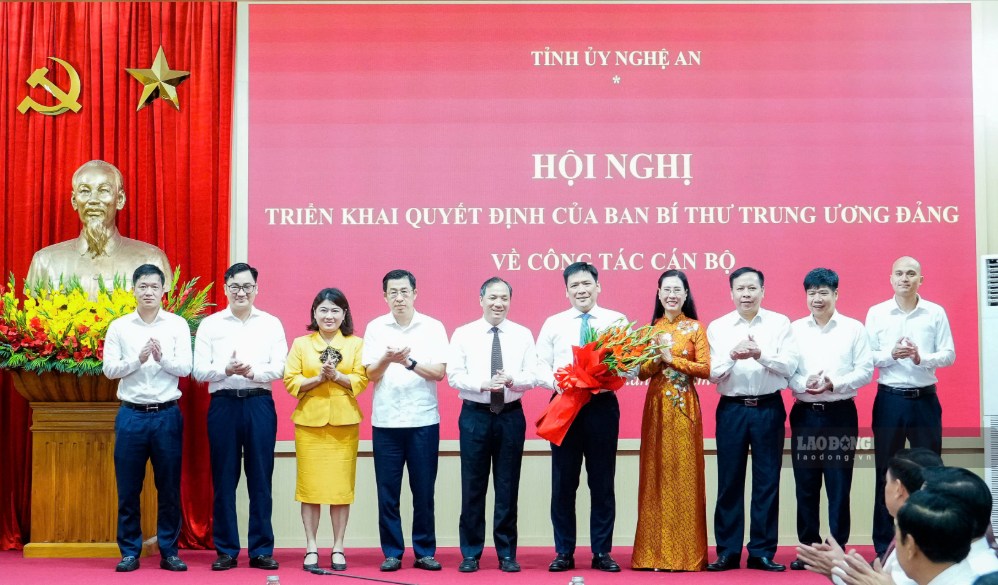 Ngày 21.9, lãnh đạo Ban Tổ chức Trung ương trao quyết định, tặng hoa chúc mừng ông Nguyễn Thanh Bình. Ảnh: Duy Chương 