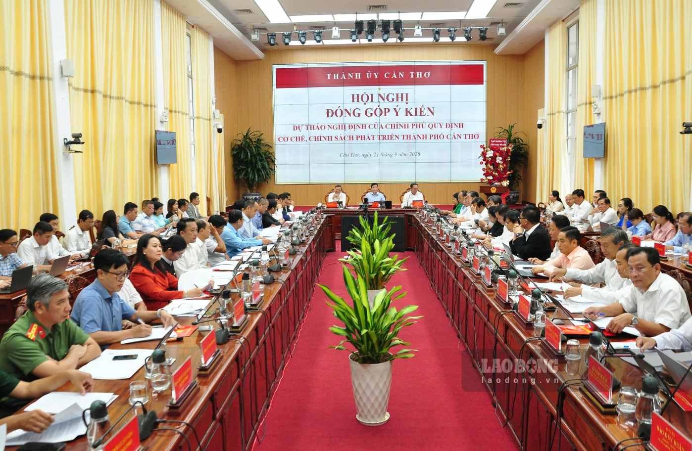 On the afternoon of September 21, the Can Tho City Party Committee organized a Conference to contribute opinions on the Draft Decree of the Government stipulating mechanisms and policies for the development of Can Tho City. Photo: Ta Quang