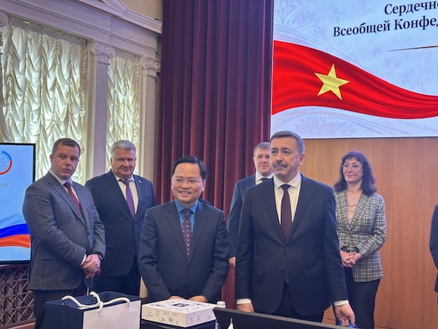 Chủ tịch Tổng LĐLĐVN Nguyễn Anh Tuấn (thứ 3 từ trái sang) tại buổi làm việc. Ảnh: Ban Công tác Công đoàn