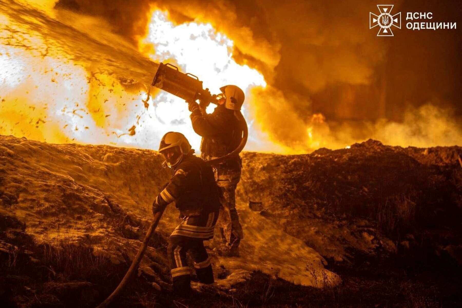 Los bomberos apagan el fuego después de un ataque con UAV ruso en Odessa, Ucrania, el 15 de febrero de 2026. Foto: AFP