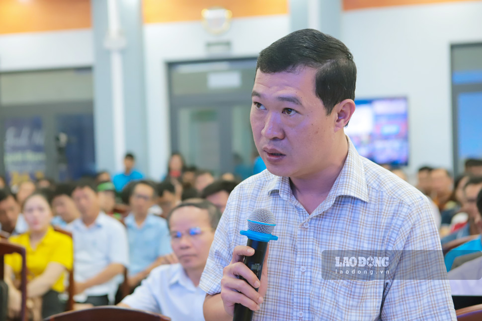Ông Phạm Trần Anh - Phó Giám đốc Sở Nội vụ tỉnh Gia Lai - giải đáp kiến nghị (chụp ngày 21.9). Ảnh: Hoài Phương