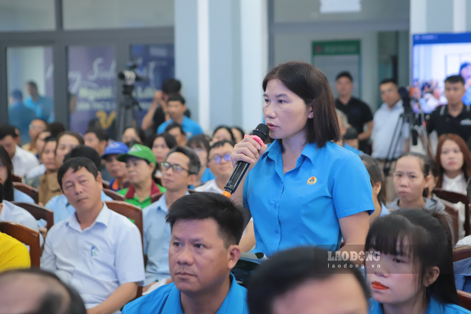 Les membres du syndicat et les travailleurs soutiennent des recommandations lors du forum "Écouter les membres du syndicat et les travailleurs parler" en 2026. Photo: Hoài Phương