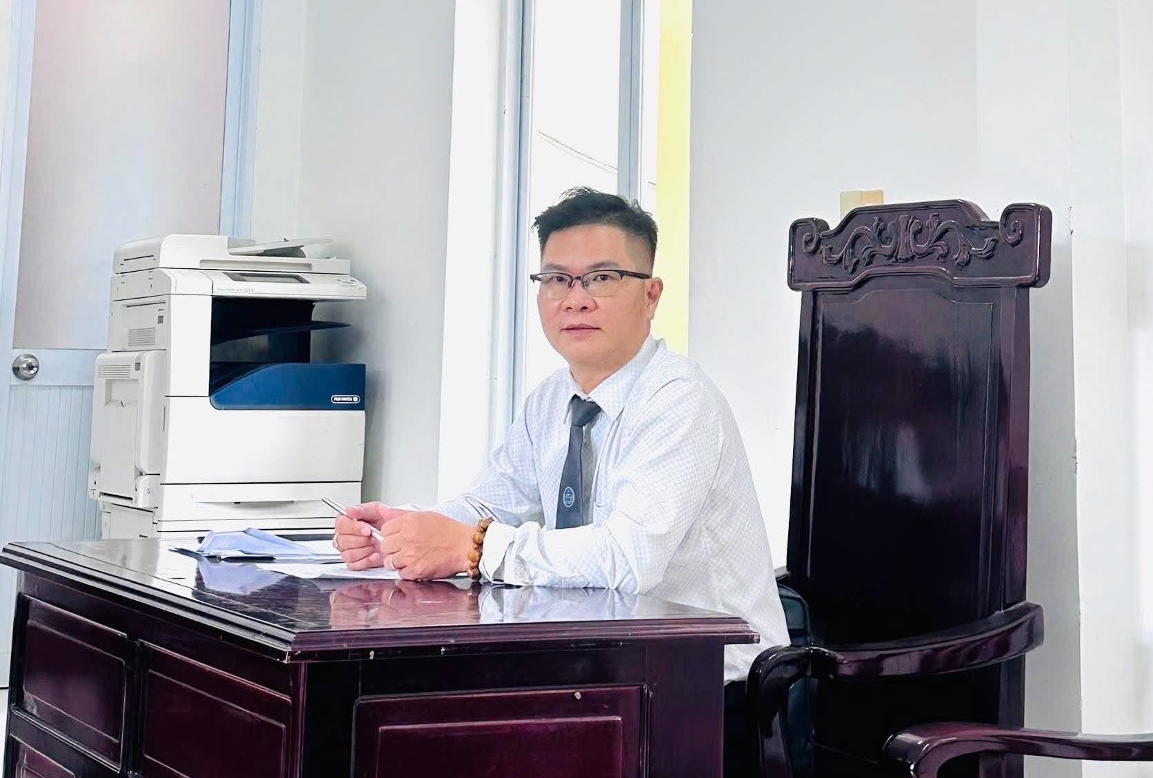 Lawyer Le Ba Thuong advises on the matter of ex-husbands forbidding wives from meeting and visiting children. Photo: Character provided