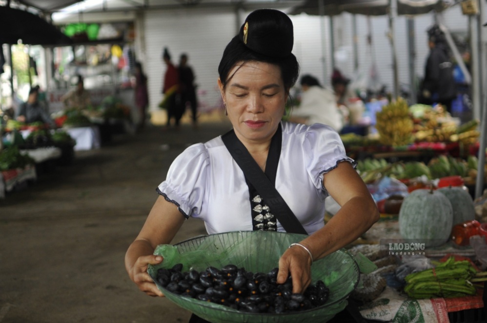 Trám đen được bán nhiều ở các chợ trên địa bàn tỉnh Sơn La. Ảnh: Trường Sơn