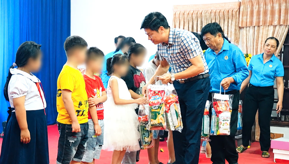 The Trade Union of Phan Ngoc Anh Construction Materials Co., Ltd. (Thu Bon commune, Da Nang) organized a Mid-Autumn Festival celebration program in 2026, with the participation of nearly 200 union members, workers and children. Photo: Nam Phuoc Trade Union