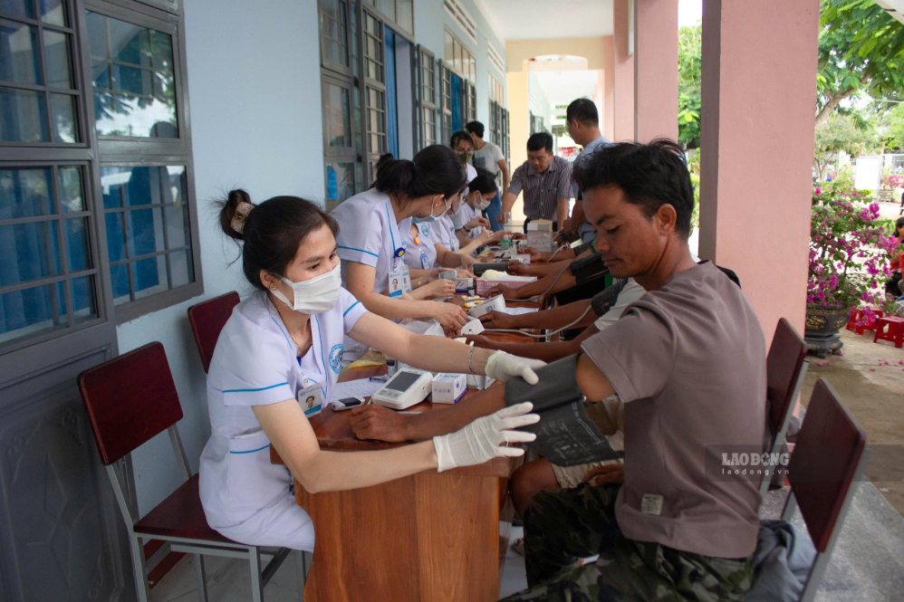 Doctors and nurses come to difficult areas to support medical examination and treatment for people. Photo: Le Thuy