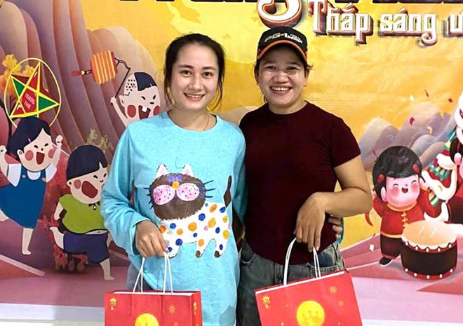 Công đoàn cơ sở Công ty TNHH Domex Quảng Nam trao 1.322 suất bánh Trung thu đến đoàn viên, người lao động. Ảnh: Công đoàn Đà Nẵng