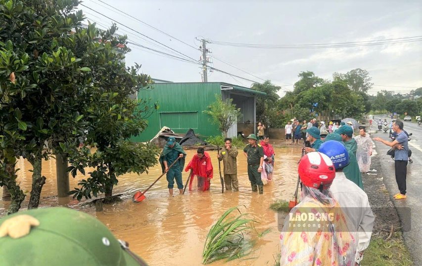 Các lực lượng có mặt hỗ trợ người dân chống ngập sau mưa lớn kéo dài tại xã Ninh Gia vào chiều 21.9. Ảnh: Phúc Khánh