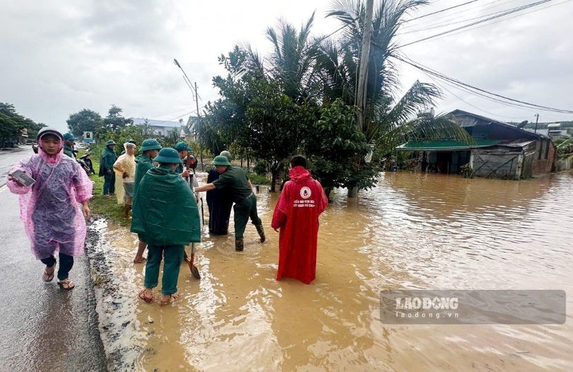 Water from National Highway 20 overflowed into people's houses in Ninh Gia commune, causing flooding on the afternoon of September 21. Photo: Phuc Khanh
