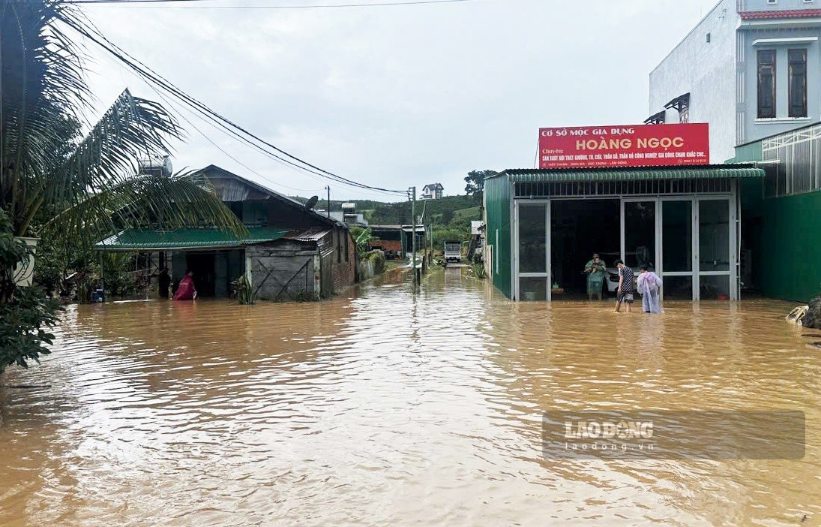 Mưa lớn gây ngập khiến nước tràn vào nhiều nhà dân tại xã Ninh Gia vào chiều 21.9. Ảnh: Phúc Khánh