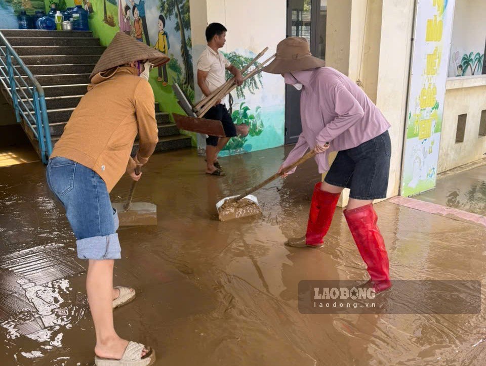 Ngày 21.9, tranh thủ thời tiết thuận lợi, cán bộ, giáo viên tại điểm trường Tiểu học Gia Viễn (tại thôn Kênh Gà, xã Gia Viễn, tỉnh Ninh Bình) dọn dẹp vệ sinh, bùn đất. Ảnh: Nguyễn Trường