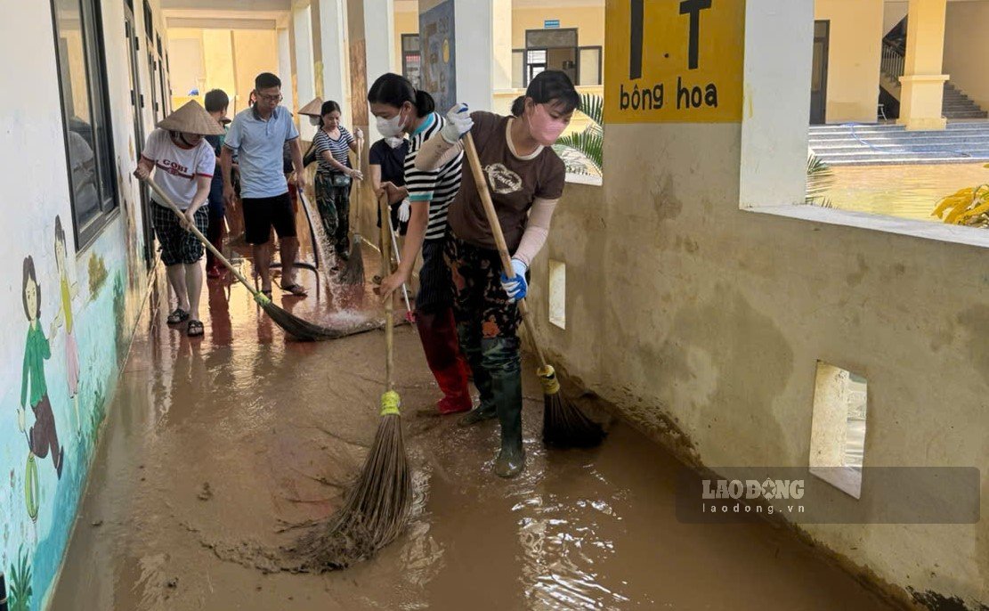 On September 21, Gia Vien Primary School, Ninh Binh province mobilized more than 70 officials, teachers and parents to clean up classrooms at branch 2 of the school. Photo: Nguyen Truong