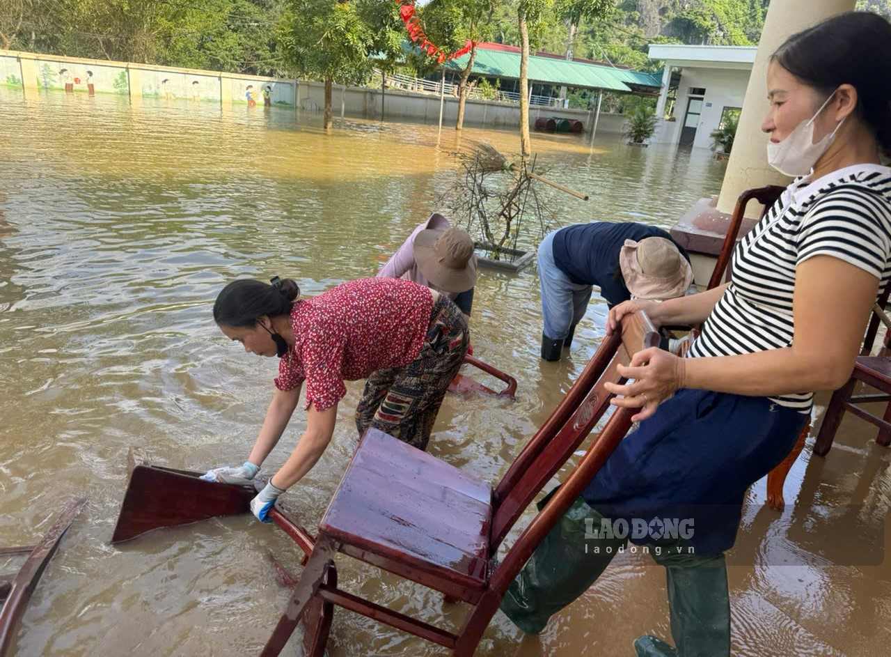 Khu vực sân và cổng trường Tiểu học Gia Viễn phân hiệu 2 (tại thôn Kênh Gà, xã Gia Viễn, tỉnh Ninh Bình) vẫn bị ngập nước (ảnh chụp ngày 21.9). Ảnh: Nguyễn Trường