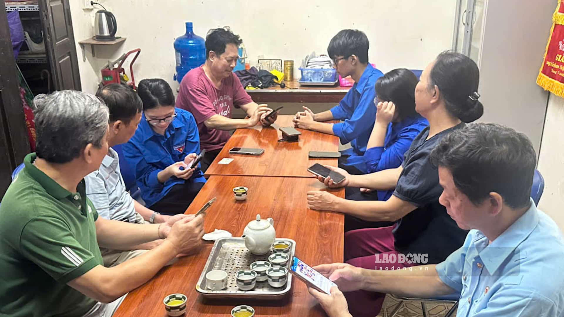 Đoàn viên kiên nhẫn hướng dẫn người cao tuổi thao tác trên VNeID. Ảnh: Huyền Trang