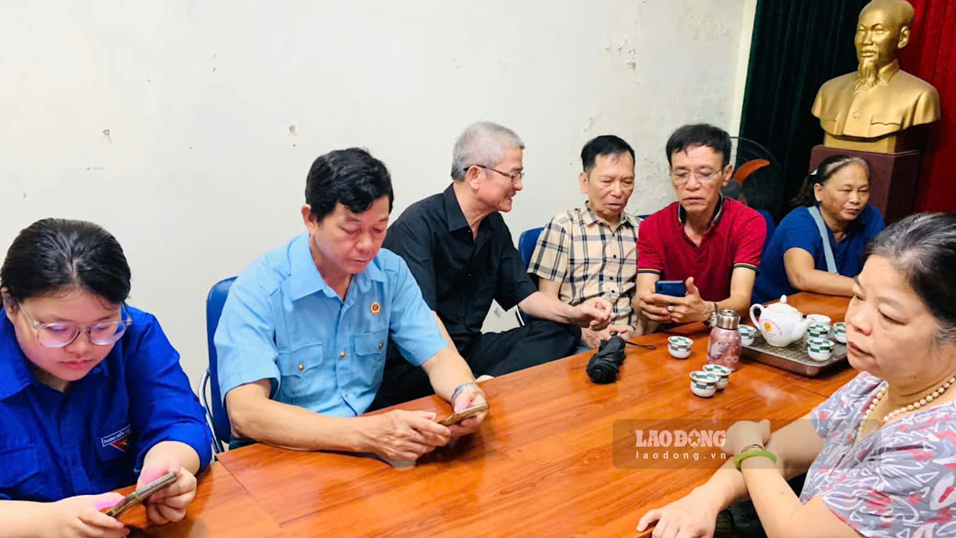 Youth union members and youth of Giang Vo ward come to support points and guide the elderly at home to operate on VNeID, helping them gradually get acquainted with how to receive pensions and social insurance allowances on digital platforms. Photo: Huyen Trang