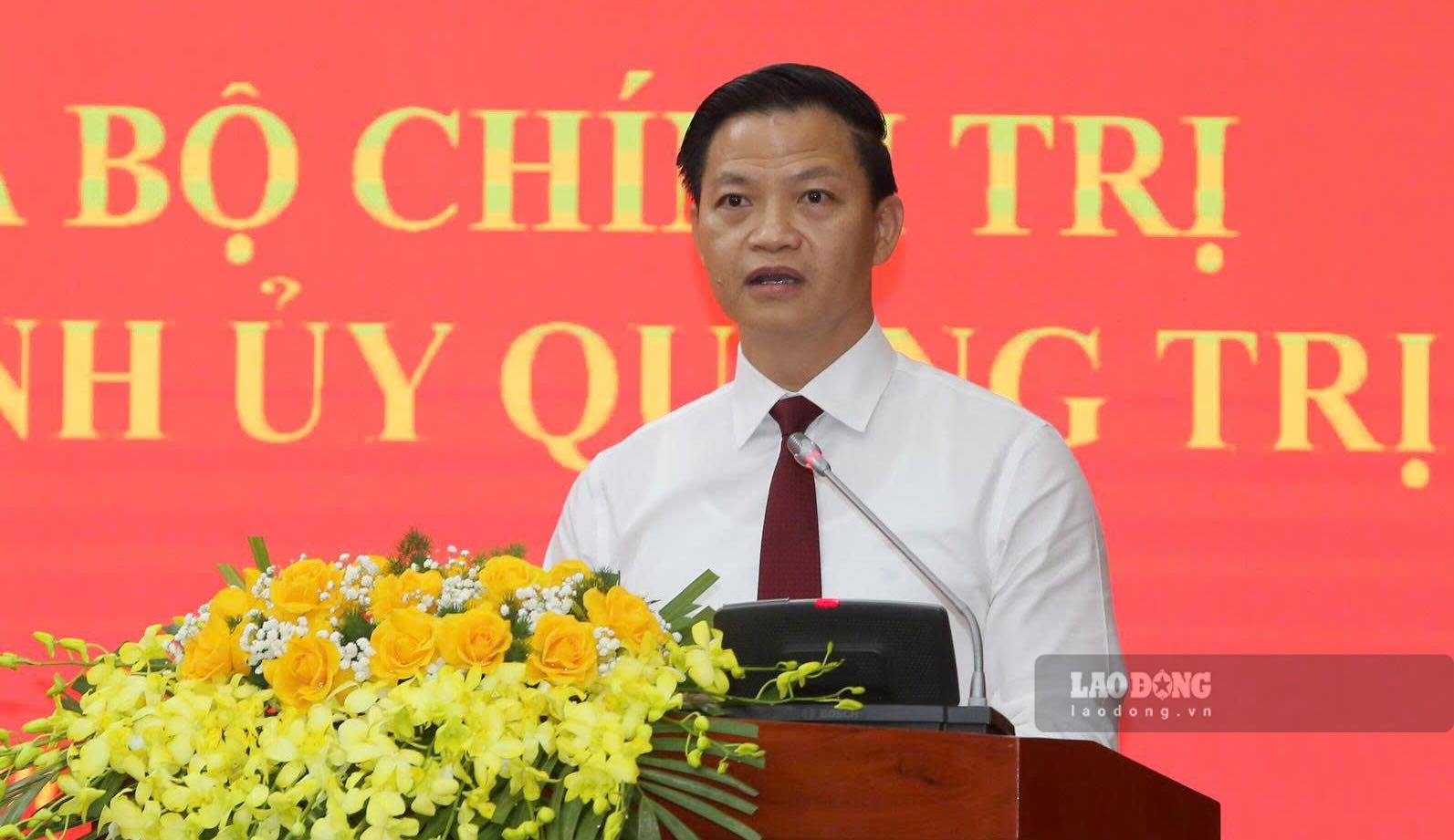 El miembro del Comité Central del Partido, secretario del Comité del Partido Provincial de Quảng Trị, Vương Quốc Tuấn, propuso no organizar una delegación de felicitación. Foto: Công Sáng