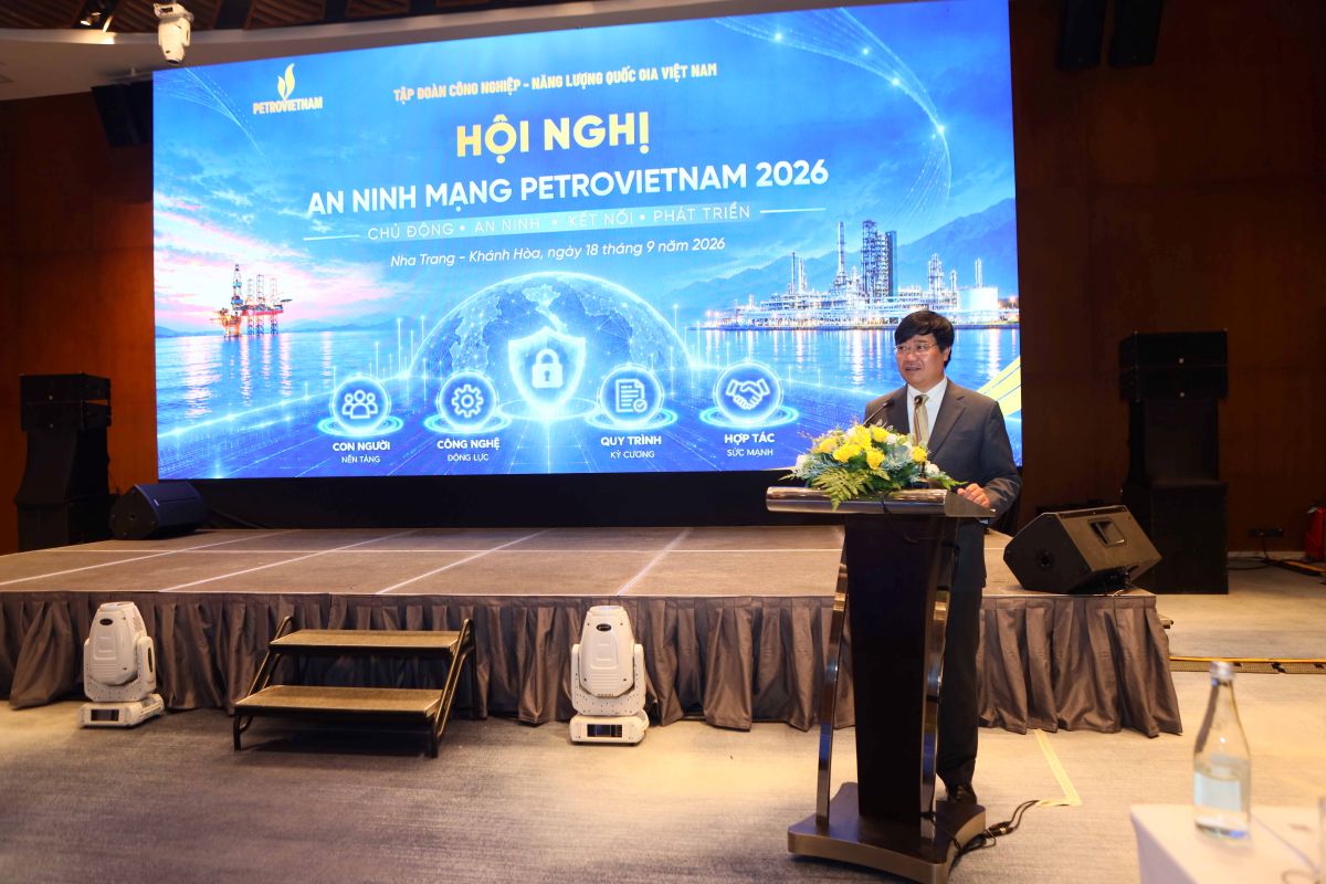 Colonel Nguyen Hong Quan - Deputy Director of the Department of Cyber Security (Ministry of Public Security) emphasized: The requirement for protection must be comprehensively set for systems, data and people. Photo: Petrovietnam