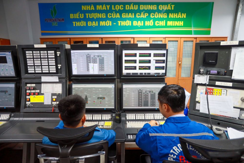Nhân sự làm việc tại Phòng Điều khiển Trung tâm của NMLD Dung Quất do BSR quản lý, vận hành. Ảnh: Petrovietnam