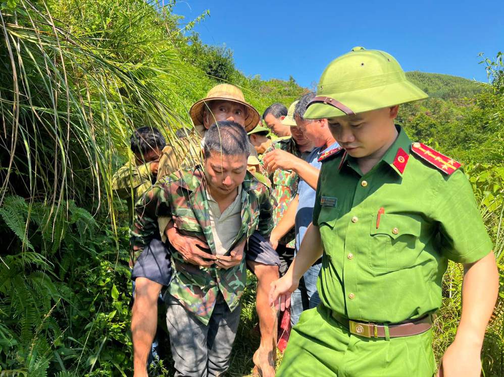Tan Doan Commune Police, Lang Son mobilized forces to search overnight, using flycams to search deep forests and dangerous areas, and discovered a 63-year-old man in a state of exhaustion. Photo: Tan Doan Commune Police