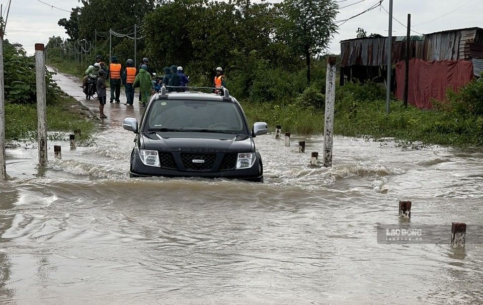 A road in Ia Lop border commune, Dak Lak province was flooded due to heavy rain on the morning of September 21. Photo: Bao Trung