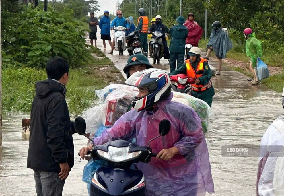 Người dân xã Ia Lốp di chuyển qua một đoạn đường bị ngập do mưa lớn vào sáng 21.9. Ảnh: Hồng Hà