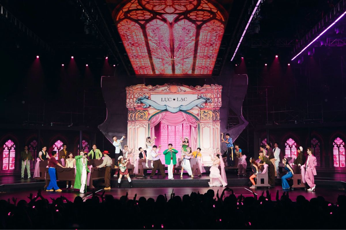 The wedding gate design of the "Lonely Guy Story" performance is said to have many similarities with Gucci's 2017 invitation design. Photo: Yeah1