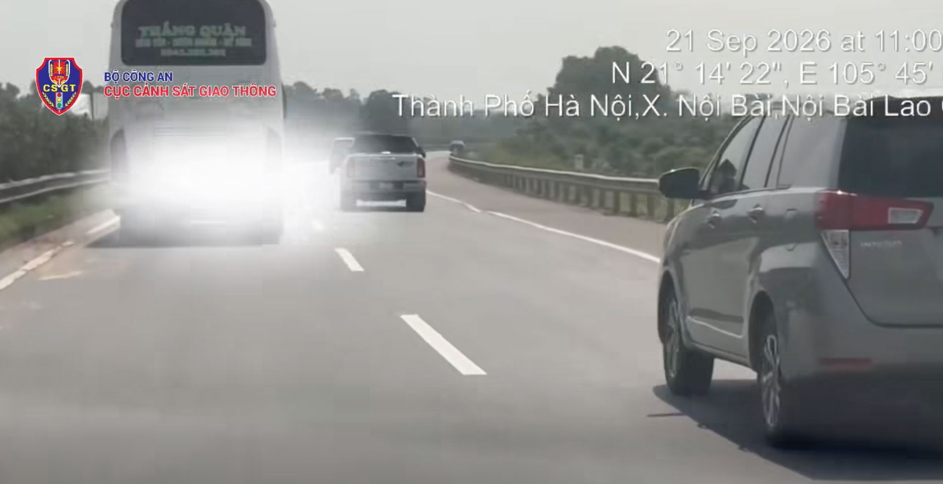 Image of a passenger car moving slowly on the left lane of the Noi Bai - Lao Cai expressway. Photo: Traffic Police Department