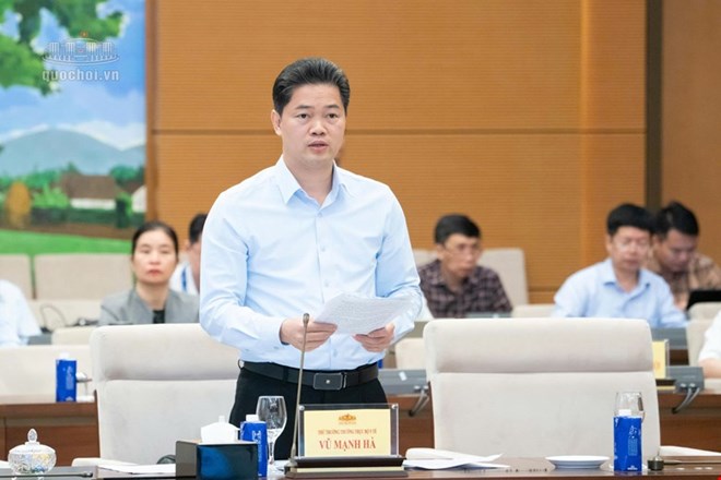 Alternate Member of the Party Central Committee, Standing Deputy Minister of Health Vu Manh Ha presents the report on the draft Law amending and supplementing a number of articles of the Law on Prevention and Control of Tobacco Harms. Photo: Quochoi. vn