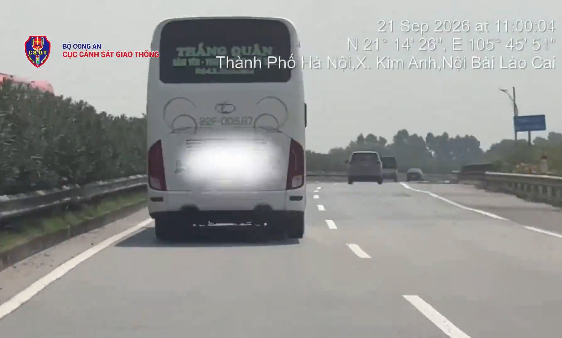 Passenger car running slowly but clinging to the left lane for more than 3km on the Noi Bai - Lao Cai expressway. Photo: Traffic Police Department